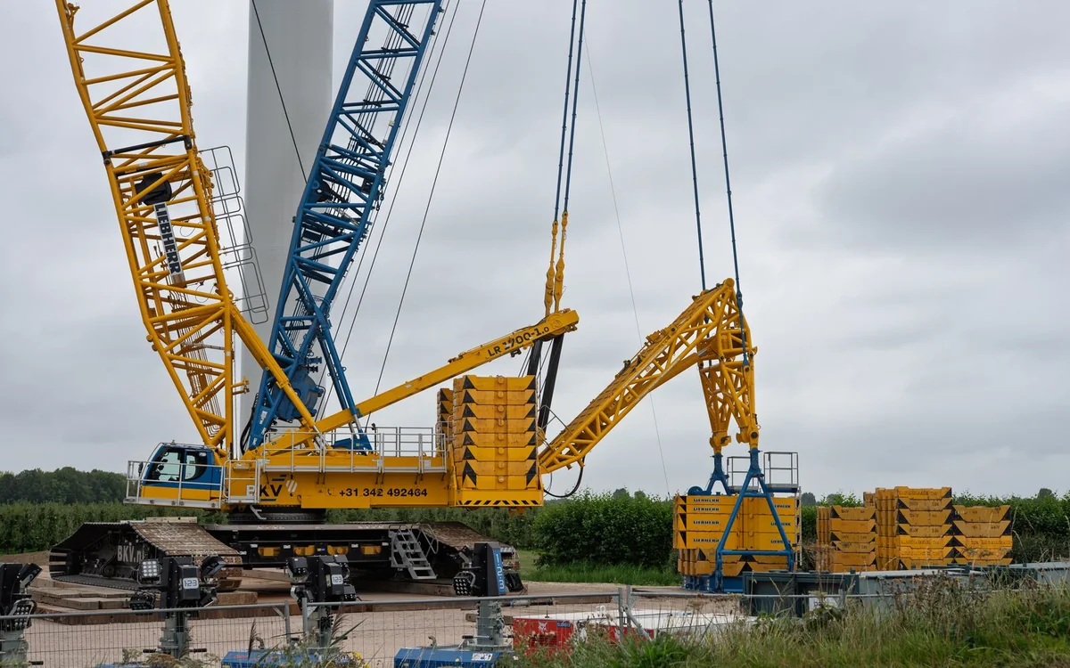 Heavy crawler crane prepared for industrial lifting work