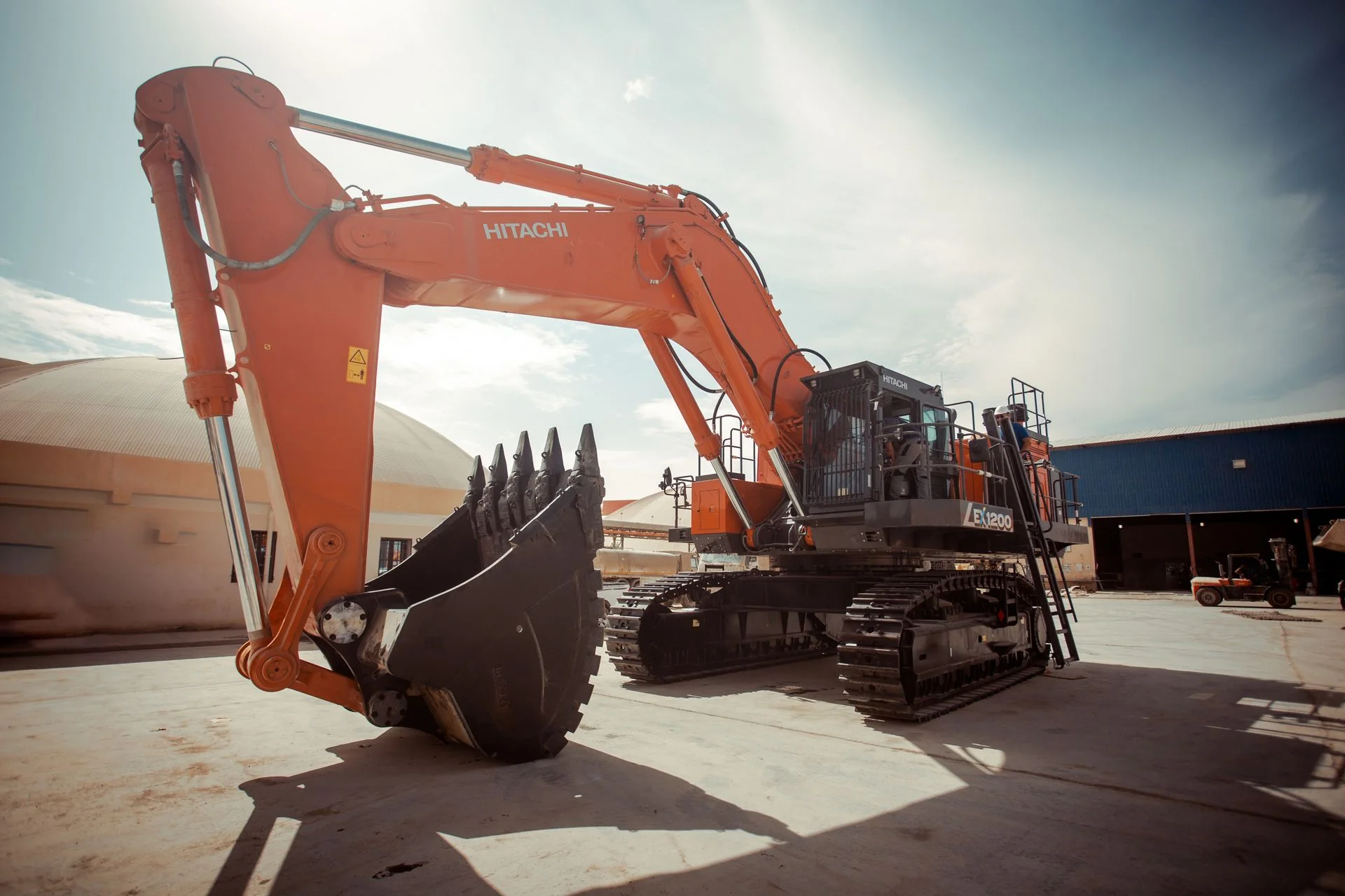 Heavy excavator for earthmoving work